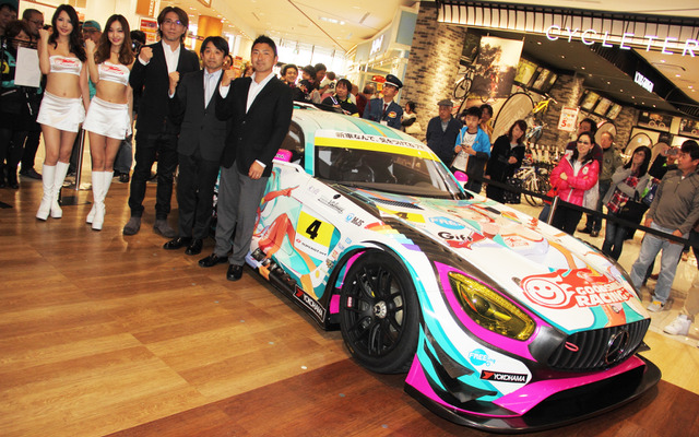 チーム右京体制発表でお披露目された「初音ミク AMG GT3」