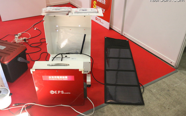 通常は壁掛け充電器に設置しておき、非常時に本体を取り外して使用する。本体重量は約11kgなので、女性でも持ち運びが可能だ（撮影：防犯システム取材班）