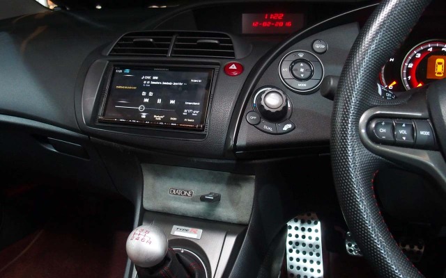 シビックTYPE Rの運転席周り。ソース源はUSBメモリーからリニアPCMサウンドが提供された