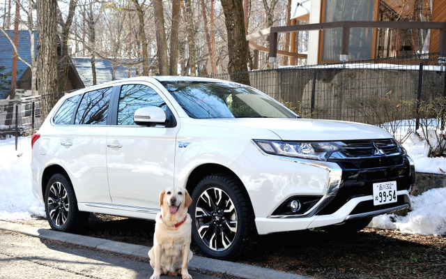 三菱 アウトランダーPHEVと自称自動車評論家犬のマリア