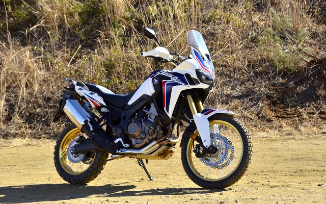 CRF1000L Africa Twin パールグレアホワイト（トリコロール）。前後タイヤはオフロード走行用に交換されている。