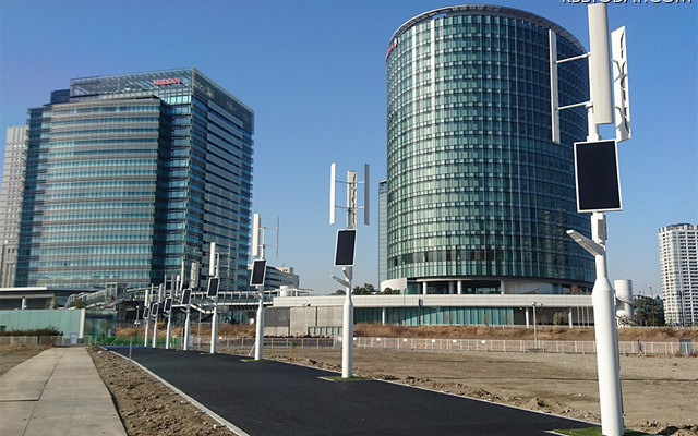設置されたハイブリッド街路灯。風力発電と太陽光発電というクリーンエネルギーのハイブリッド発電システムと、緊急時の電源として活用できる点が特徴（画像はプレスリリースより）