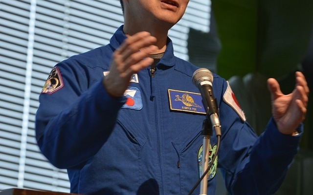 記者会見での油井宇宙飛行士