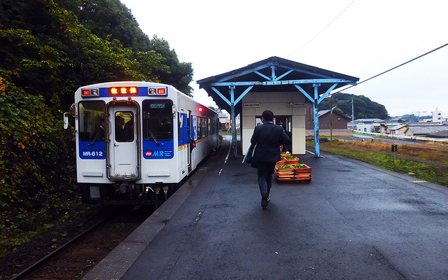 松浦鉄道は4月15日に運賃を改定する。写真は相浦駅に到着した松浦鉄道の列車。