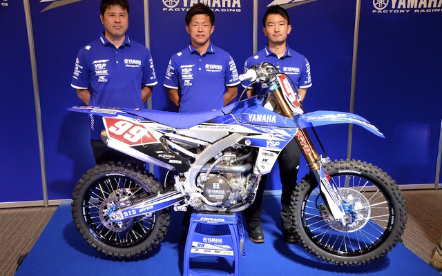 YAMAHA FACTORY RACING TEAM。左から田島監督、平田選手、三原選手。