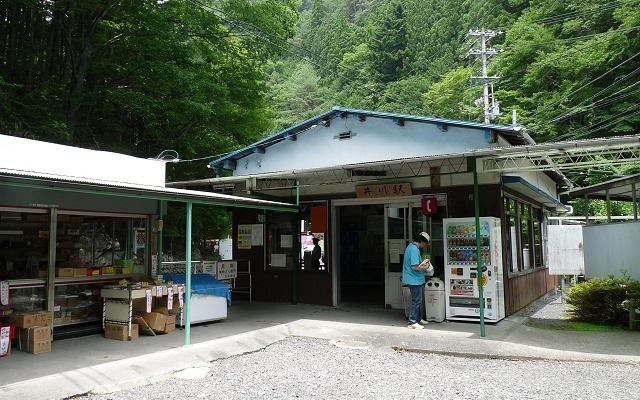 大井川鐵道井川線の終点・井川駅。同駅を含む接岨峡温泉～井川間が土砂崩れの影響により不通となっているが、11月頃に再開の見込みとなった。