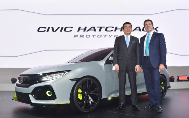 ホンダ八郷隆弘社長とホンダ・モーター・ヨーロッパ副社長のフィリップ・ロス氏（ジュネーブモーターショー16）