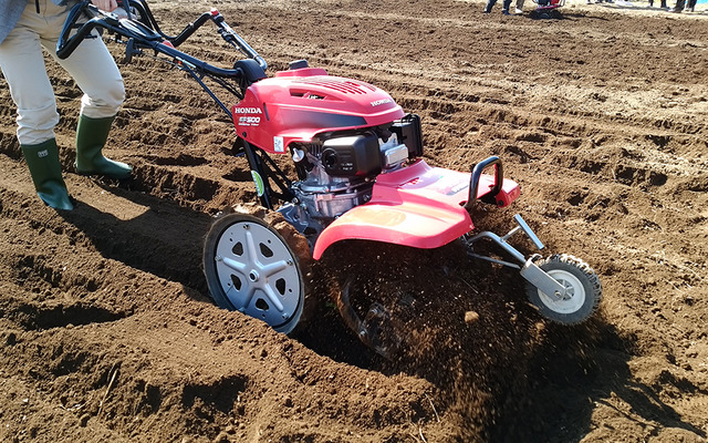 一部改良が加えられた自走式小型耕うん機「サ・ラ・ダ FF500」（22万5720円）。埼玉県宮代町の複合観光農園「新しい村」で3月に行われたホンダ新型耕うん機シリーズ体験会