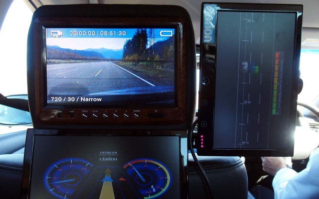 センサーフュージョン（360度検知システム）の車内モニター（参考画像）