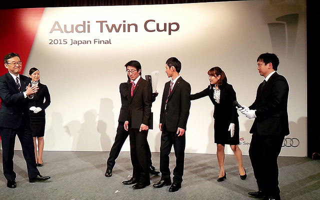 テクノロジー部門で優勝したAudi宇都宮チームとアウディジャパン代表取締役・齋藤徹氏（左）