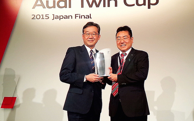 ジャパンファイナルサービス部門で優勝したAudi 山陰の吉村彰洋氏とアウディジャパン代表取締役・齋藤徹氏（左）
