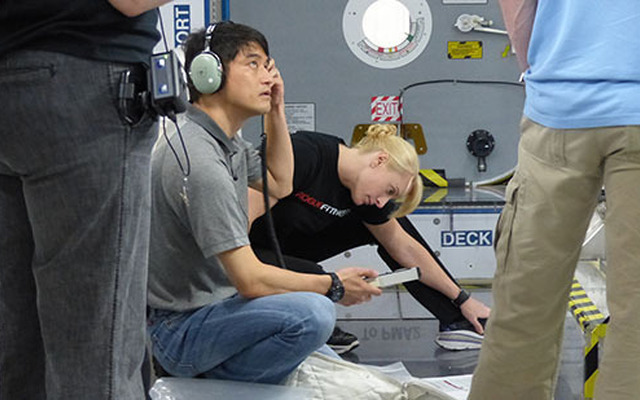 訓練を行う大西卓哉宇宙飛行士とキャスリーン・ルビンズ宇宙飛行士