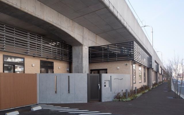 保育園の外観。中央線の高架下に整備された。
