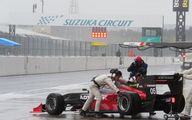 鈴鹿公式テスト初日は雨に（#05 はホンダのテストカー）。