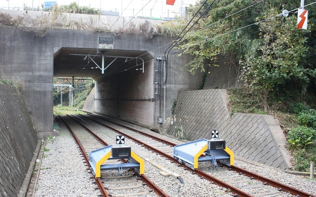 久里浜線の終点・三崎口駅の線路終端部。道路の下をくぐって油壺に延伸できる構造になっている。