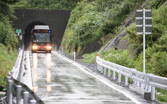 鉄路による復旧が断念され、BRTの継続運行が決まった気仙沼線。線路敷地の一部はバス専用道に改築された。