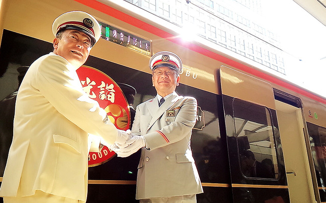 JR＆東武 特急直通運転10周年式典、JR新宿駅長・北村壽秀氏と東武日光駅長・加藤哲也氏（新宿駅5番ホーム、3月18日）