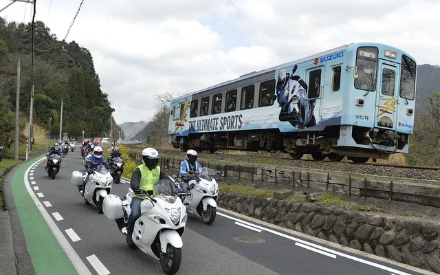 スズキの大型バイク「隼」のラッピングを施した若桜鉄道のWT3301「宝くじ号」。運行初日はバイクとの並走イベントも行われた。