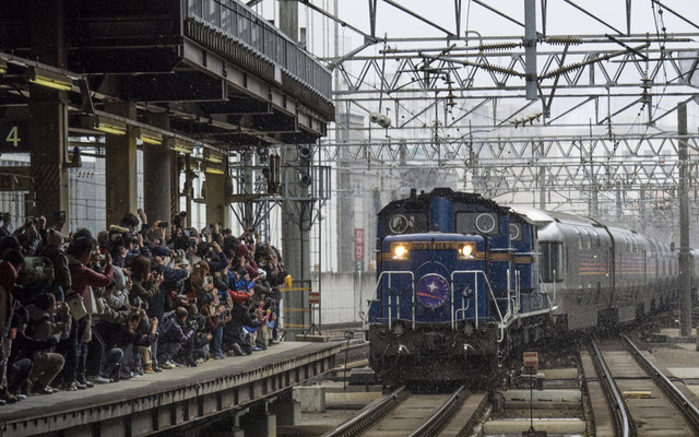 札幌駅4番ホームに入線する上り最終『カシオペア』の回送列車。