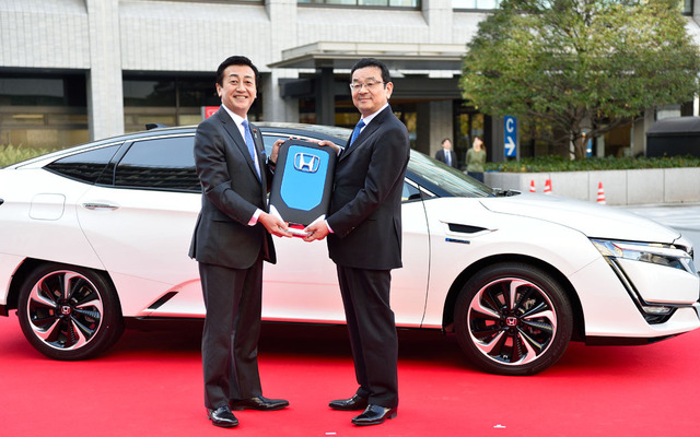 経済産業省でのホンダ クラリティ フューエル セル納車式
