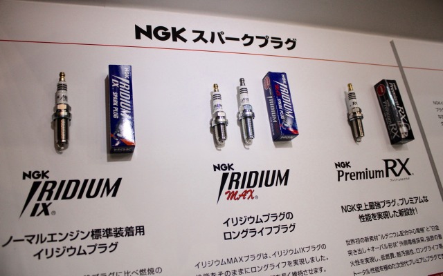 ズラリと並んだNGKの高性能イリジウムプラグシリーズ