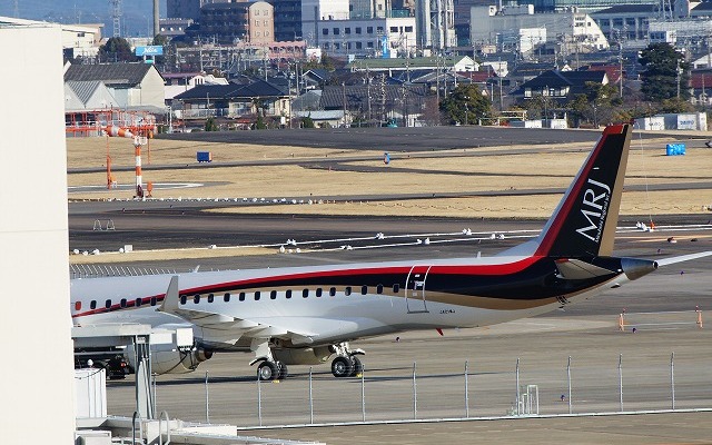 名古屋空港の展望デッキ左側からこのような状態でMRJの姿が見えた場合、試験飛行が実施される可能性が高い。