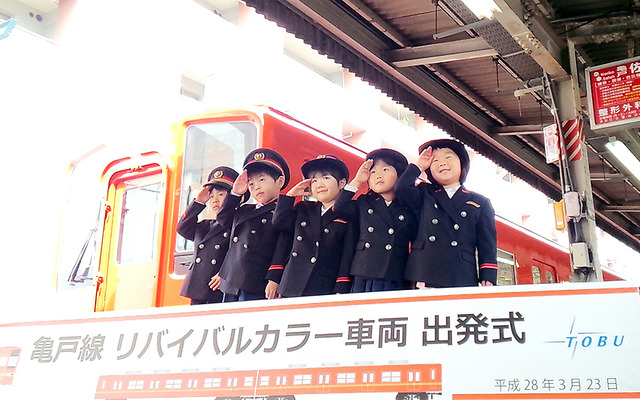 小村井駅ちかくにあるあづま幼稚園の園児ら（3月23日、亀戸駅）