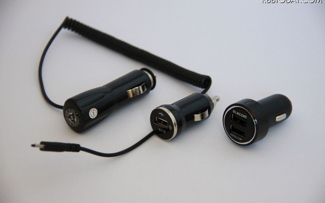 写真1：シガーソケットに差し込むタイプの充電アクセサリ