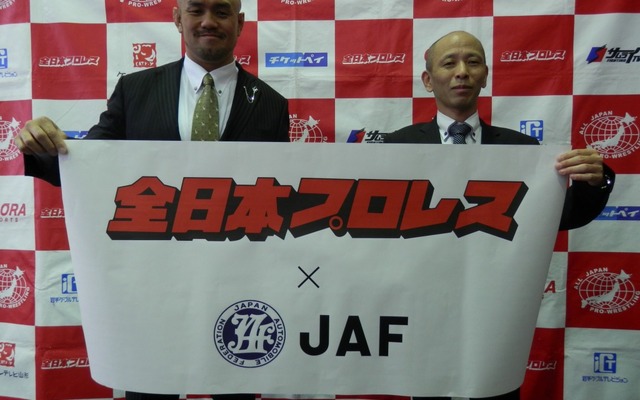 オールジャパン・プロレスリングの秋山準社長（左）