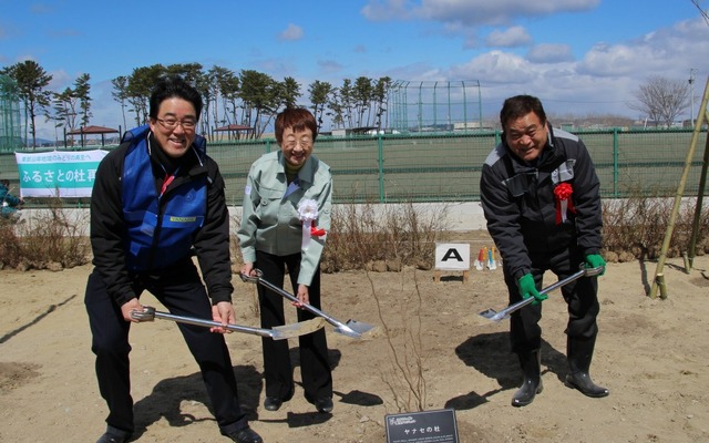 左から、ヤナセ東北 山崎弘行社長、奥山恵美子仙台市長、ヤナセ 井出健義社長