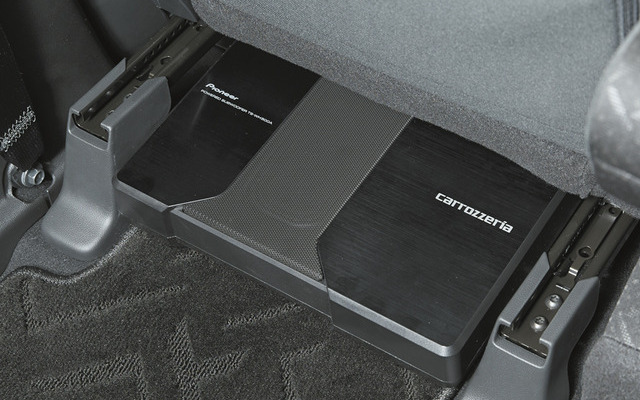 パワードサブウーファーの設置例（カロッツェリア・TS-WH500A）。