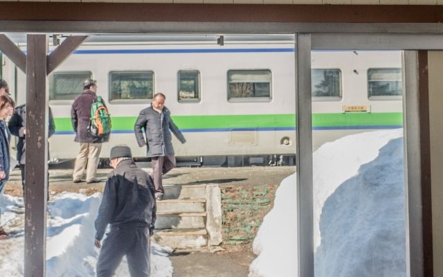 列車の発着が1回だけになった新十津川駅の時刻表。末期は旅客列車が1往復だけとなり、1984年に廃止された国鉄清水港線（清水～三保間）を彷彿させる。