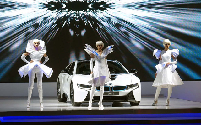 未来を感じさせるコスチュームで会場内を練り歩く、BMWのパフォーマンス