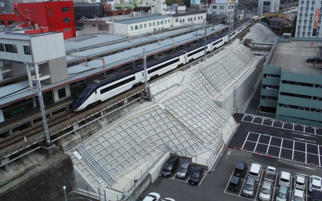 このほど完成した京成成田駅南側法面の補強工事。2013年の水害で土砂が流出した。