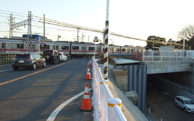 京成本線の実籾第4号踏切（左上）。アンダーパス道路（右下）への切替により3月30日16時をもって廃止される。
