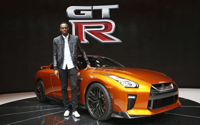 日産 GT-R の2017年型とウサイン・ボルト選手（ニューヨークモーターショー16）