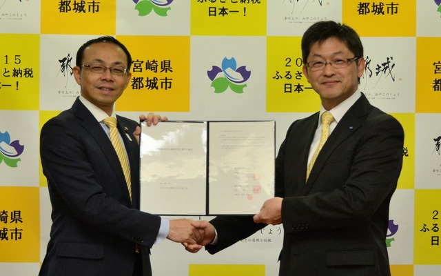 池田宜永都城市長（左）と岩田拓三宮崎工場長