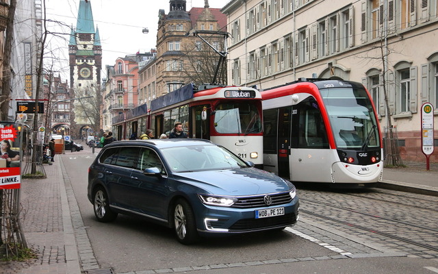 VW パサートGTE（フライブルク旧市街）（撮影場所は自動車進入可能エリア）