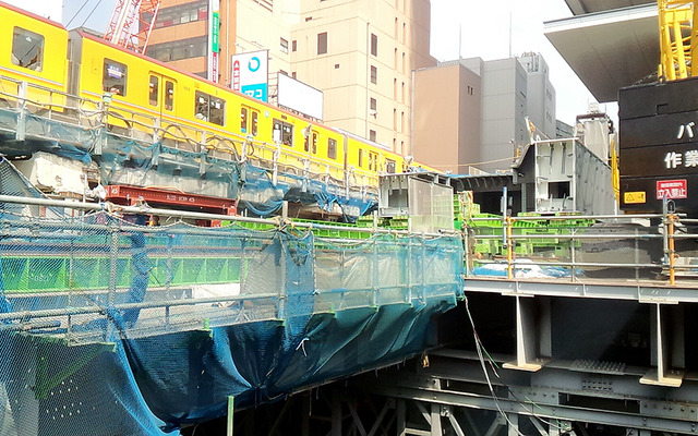 銀座線の線路脇に建ち始めた新たな軌道桁。銀座線の新しいホームは現ホームの130m東側（渋谷ヒカリエ側）にできる