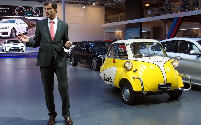 イセッタを横にスピーチするBMWタイランドのCEOマティアス・プファルツ氏