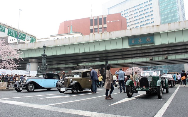 日本橋の橋上に勢ぞろいした参加車たち