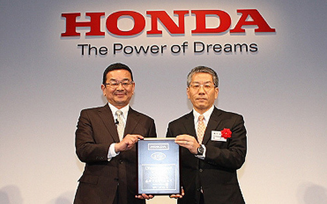 ホンダの八郷隆弘社長(左)とケーヒンの田内常夫社長