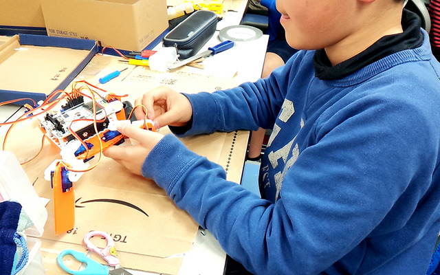 埼玉大学サテライトキャンパスで行われた「STEM Camp 2016」（3月31日）。子どもたちが4脚ロボットの製作に挑戦した