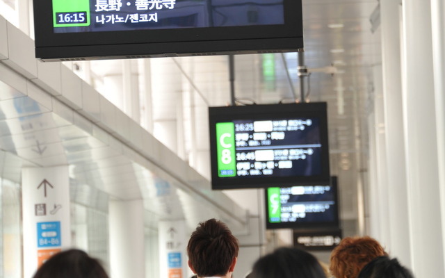 4日、日本最大のバスターミナル「バスタ新宿」の通路も人が