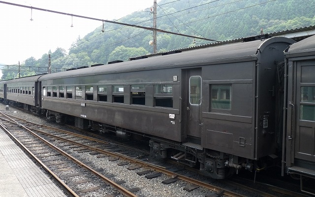 大井川鐵道は国鉄の「長距離鈍行」をイメージした列車ツアーを4月23日に開催。写真のスハフ42形（手前）など客車4両で運行する。