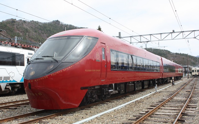 JR東海から譲り受けた371系特急形電車を改造した富士急8500系。4月23日から『富士山ビュー特急』として運行を開始する。