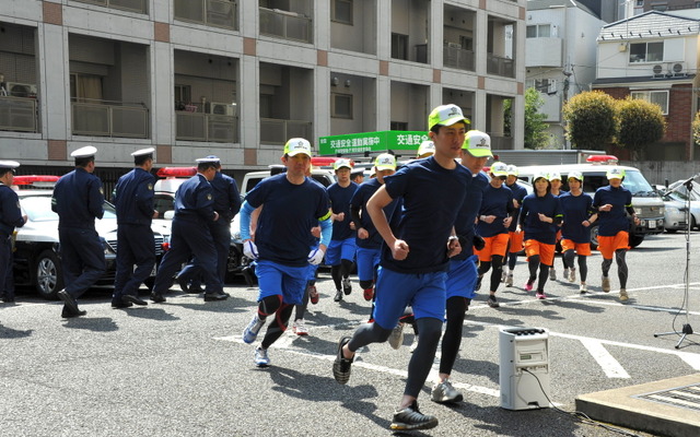 警察官ランナー「戸塚TSR」が交通安全週間を駆け抜ける（6日・新宿区戸塚署）