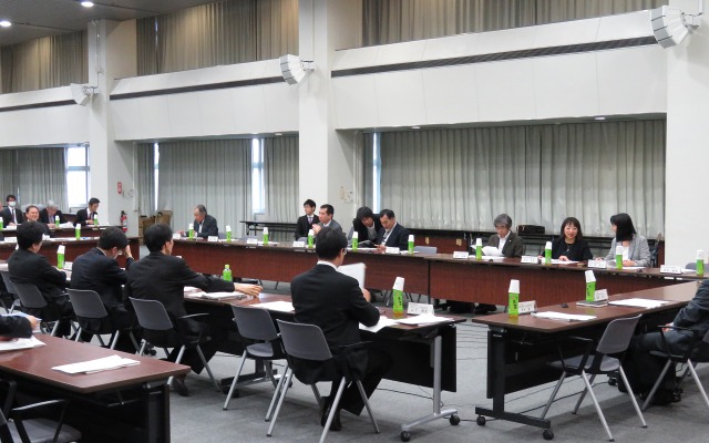 4月7日に国土交通省で開かれた交通政策審議会の小委員会。東京圏の新しい鉄道整備基本計画案が公表された。