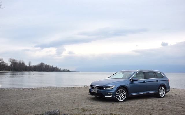 VW パサートGTE（スイス・レマン湖のほとりにて）