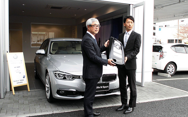 セントラル自動車技研代表取締役社長・田中徳兵衞氏と高宮祐樹選手（Central BMW 浦和営業所、4月9日）